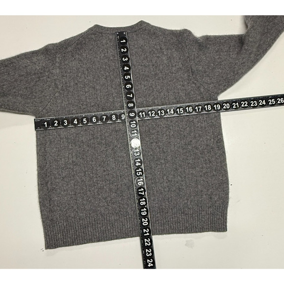 100% Cashmere Geoffrey Beene Gray V-Neck Sweater - Picture 3 of 9